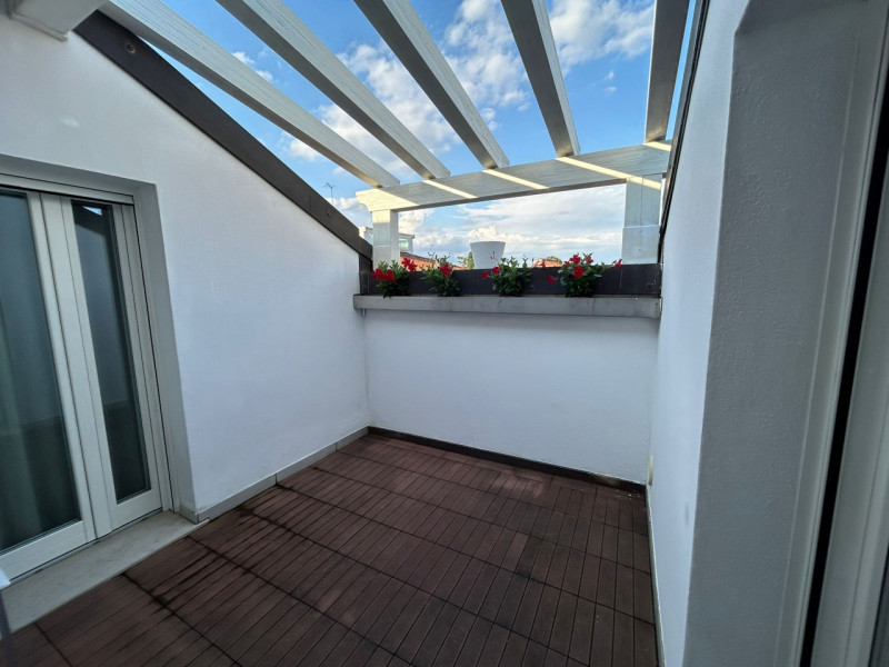 Nella splendida cornice del centro storico, con affaccio suggestivo sui tetti cittadini, proponia...