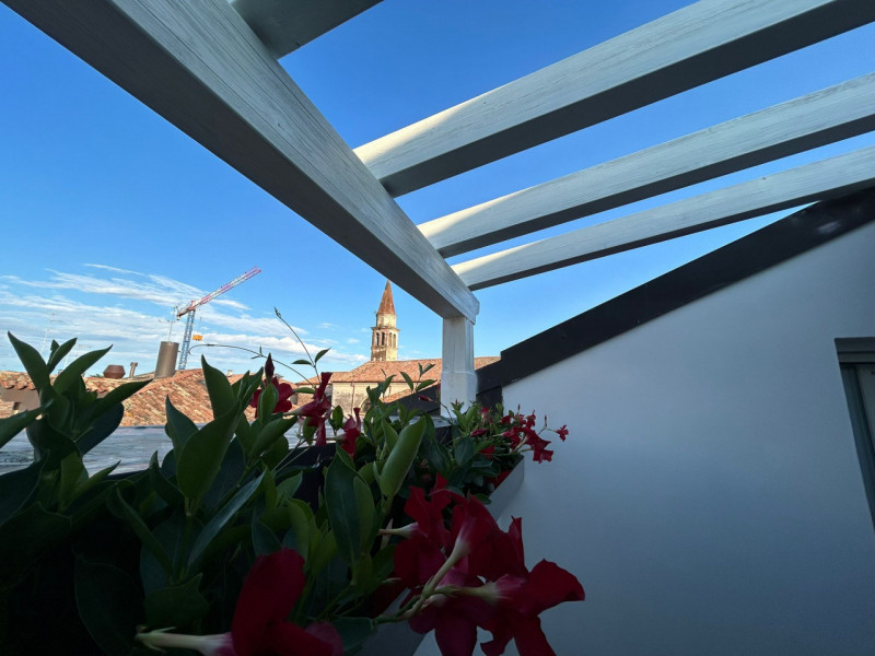 Nella splendida cornice del centro storico, con affaccio suggestivo sui tetti cittadini, proponia...