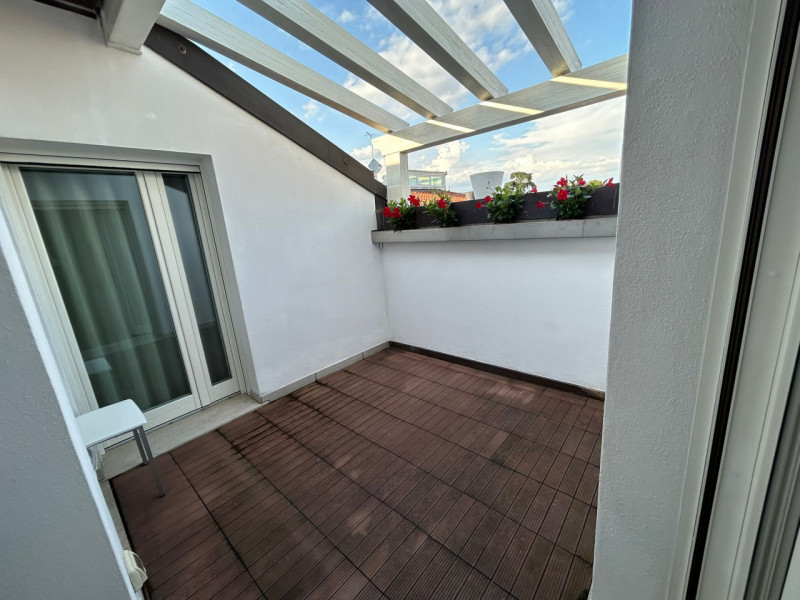 Nella splendida cornice del centro storico, con affaccio suggestivo sui tetti cittadini, proponia...