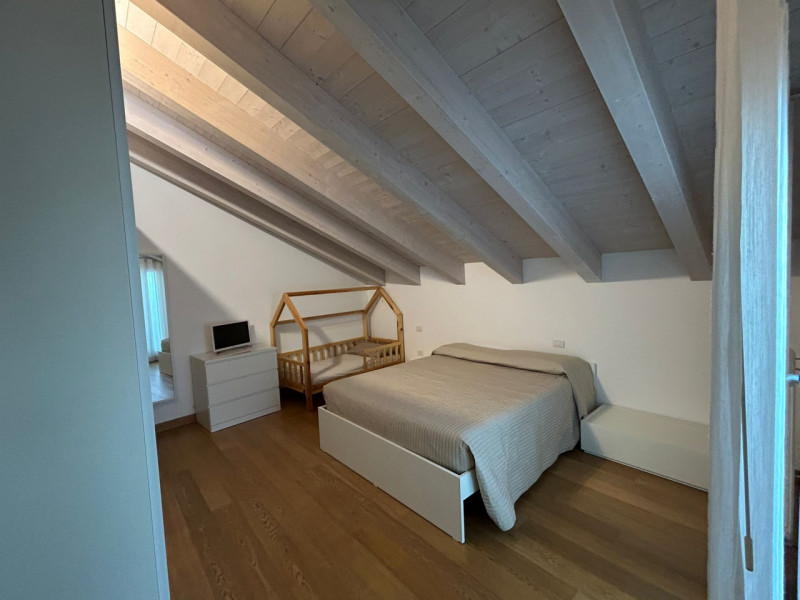 Nella splendida cornice del centro storico, con affaccio suggestivo sui tetti cittadini, proponia...