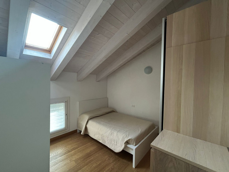 Nella splendida cornice del centro storico, con affaccio suggestivo sui tetti cittadini, proponia...