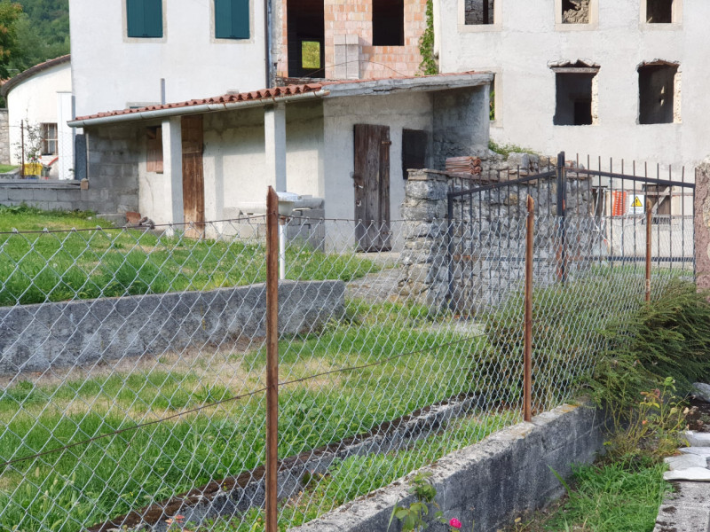 Proponiamo in vendita una casa in zona Piai a Fregona, da ristrutturare, con soggiorno, cucina, d...