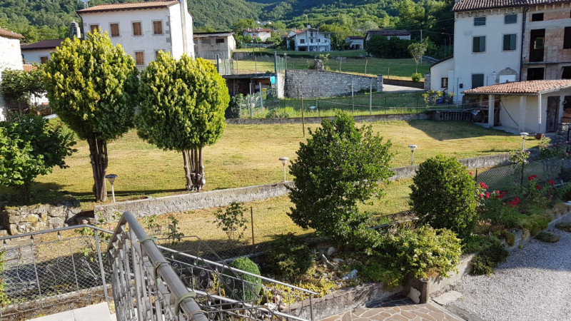 Proponiamo in vendita una casa in zona Piai a Fregona, da ristrutturare, con soggiorno, cucina, d...