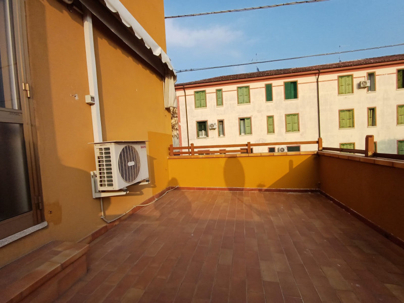 Nel cuore di Vicenza, in una delle zone più richieste e apprezzate della città, proponiamo in ven...