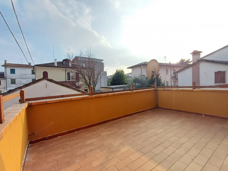 Nel cuore di Vicenza, in una delle zone più richieste e apprezzate della città, proponiamo in ven...