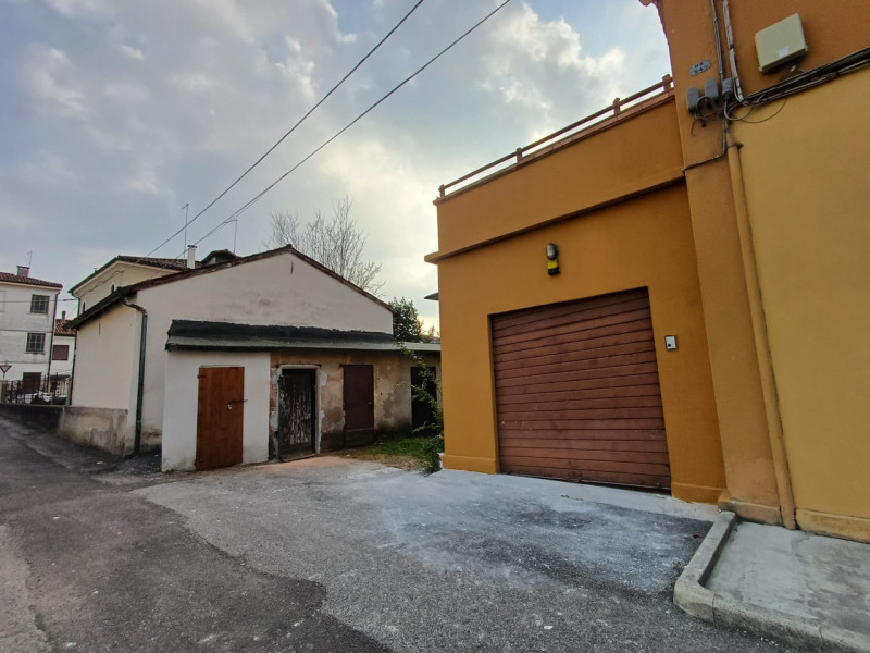 Nel cuore di Vicenza, in una delle zone più richieste e apprezzate della città, proponiamo in ven...