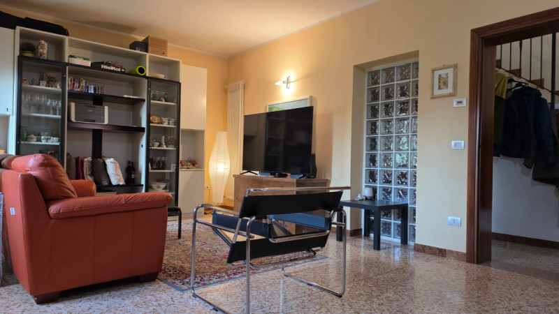 vendesi bifamiliare disposta su 2 piani fuori terra composta da: ingresso, ampio salotto, cucina ...