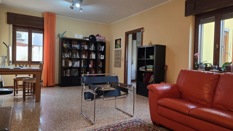 vendesi bifamiliare disposta su 2 piani fuori terra composta da: ingresso, ampio salotto, cucina ...