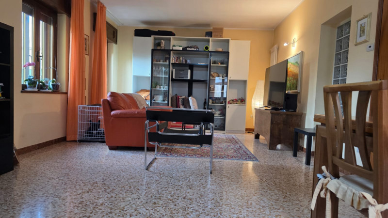 vendesi bifamiliare disposta su 2 piani fuori terra composta da: ingresso, ampio salotto, cucina ...