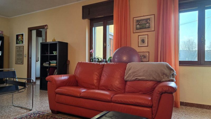 vendesi bifamiliare disposta su 2 piani fuori terra composta da: ingresso, ampio salotto, cucina ...