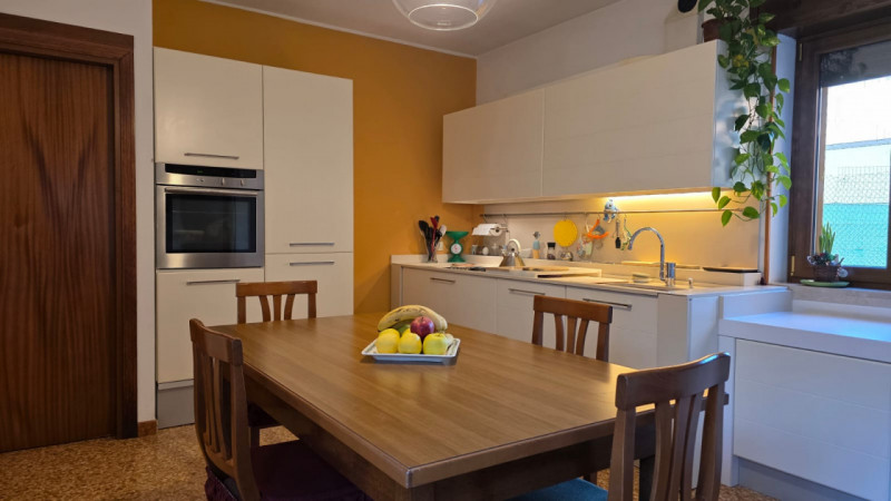 vendesi bifamiliare disposta su 2 piani fuori terra composta da: ingresso, ampio salotto, cucina ...