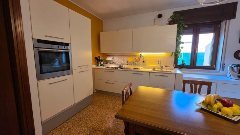 vendesi bifamiliare disposta su 2 piani fuori terra composta da: ingresso, ampio salotto, cucina ...