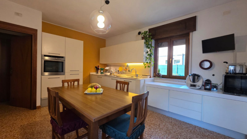 vendesi bifamiliare disposta su 2 piani fuori terra composta da: ingresso, ampio salotto, cucina ...