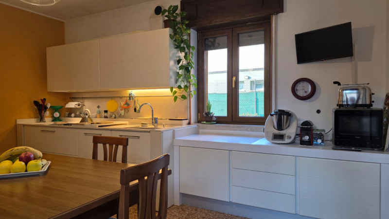 vendesi bifamiliare disposta su 2 piani fuori terra composta da: ingresso, ampio salotto, cucina ...