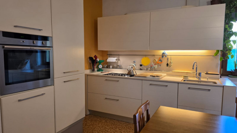 vendesi bifamiliare disposta su 2 piani fuori terra composta da: ingresso, ampio salotto, cucina ...