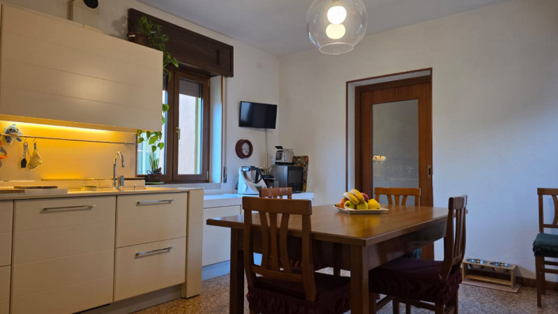 vendesi bifamiliare disposta su 2 piani fuori terra composta da: ingresso, ampio salotto, cucina ...