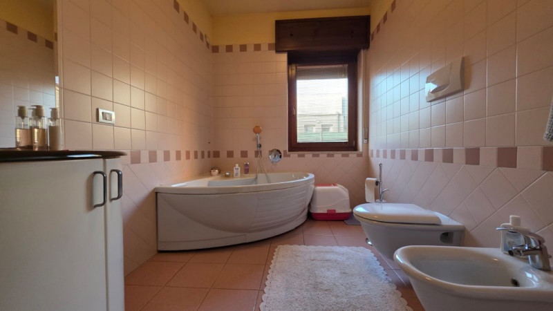 vendesi bifamiliare disposta su 2 piani fuori terra composta da: ingresso, ampio salotto, cucina ...