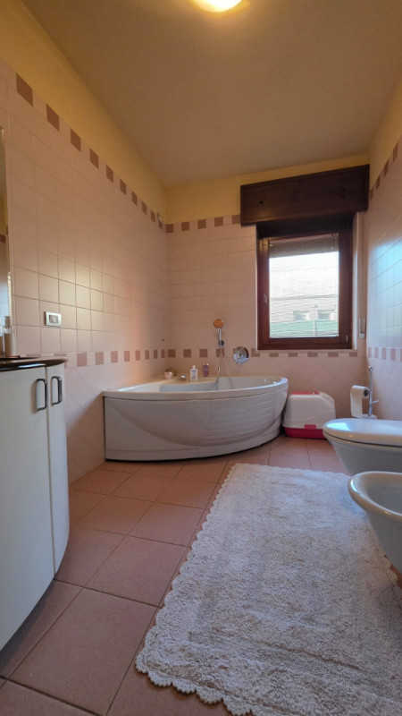 vendesi bifamiliare disposta su 2 piani fuori terra composta da: ingresso, ampio salotto, cucina ...