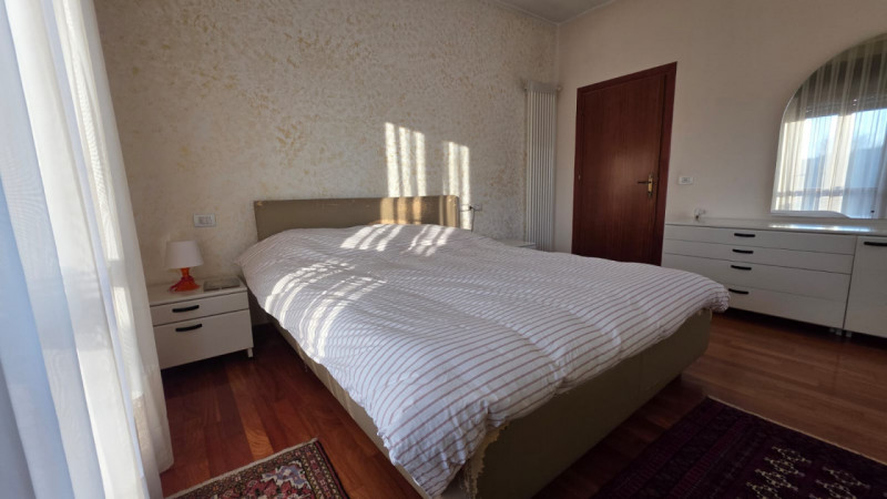 vendesi bifamiliare disposta su 2 piani fuori terra composta da: ingresso, ampio salotto, cucina ...