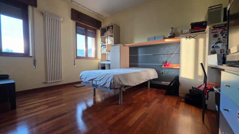 vendesi bifamiliare disposta su 2 piani fuori terra composta da: ingresso, ampio salotto, cucina ...