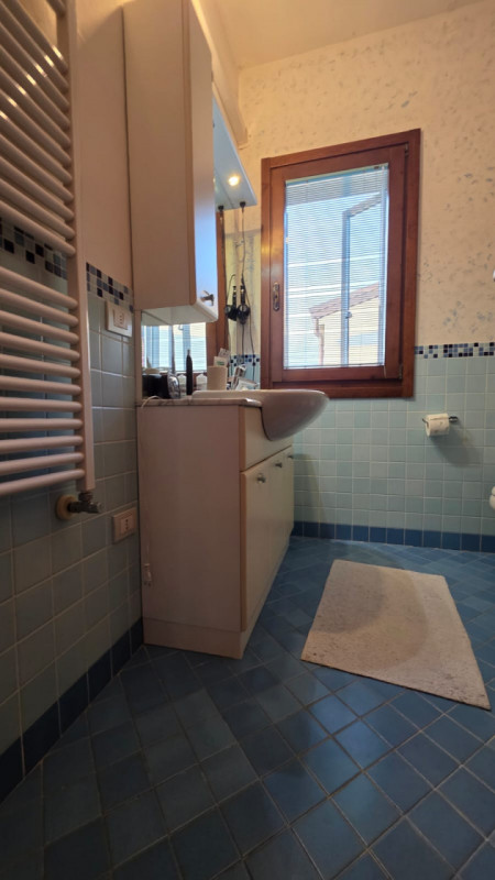 vendesi bifamiliare disposta su 2 piani fuori terra composta da: ingresso, ampio salotto, cucina ...