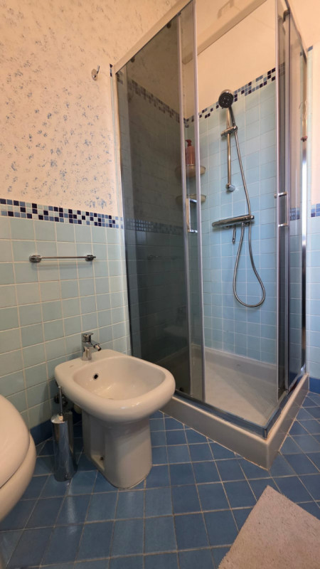 vendesi bifamiliare disposta su 2 piani fuori terra composta da: ingresso, ampio salotto, cucina ...