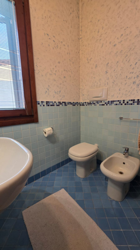 vendesi bifamiliare disposta su 2 piani fuori terra composta da: ingresso, ampio salotto, cucina ...