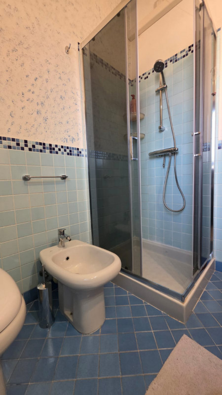 vendesi bifamiliare disposta su 2 piani fuori terra composta da: ingresso, ampio salotto, cucina ...