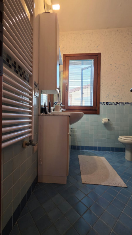 vendesi bifamiliare disposta su 2 piani fuori terra composta da: ingresso, ampio salotto, cucina ...