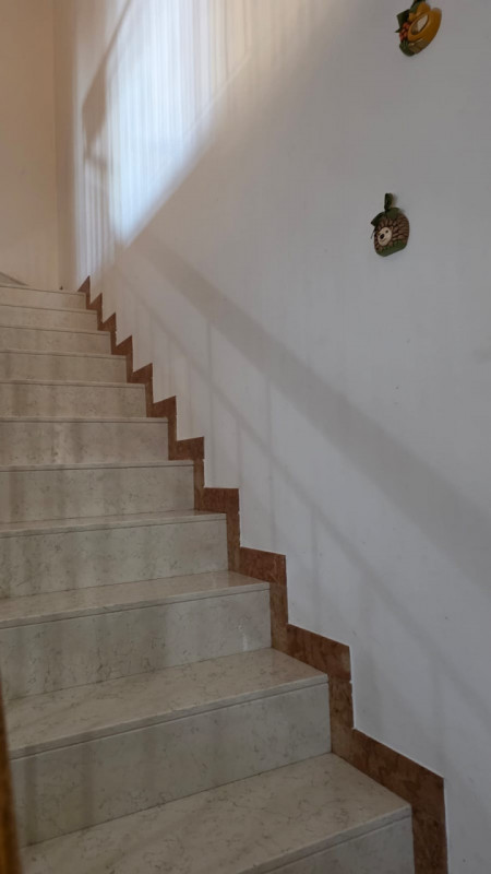 vendesi bifamiliare disposta su 2 piani fuori terra composta da: ingresso, ampio salotto, cucina ...