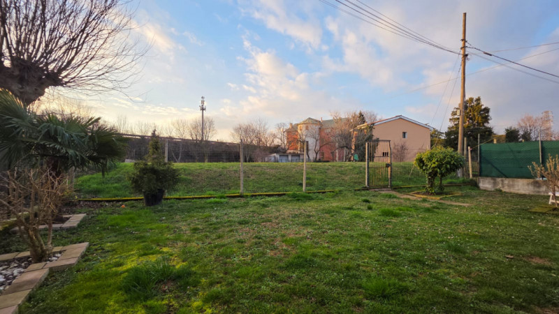 vendesi bifamiliare disposta su 2 piani fuori terra composta da: ingresso, ampio salotto, cucina ...