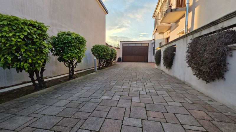 vendesi bifamiliare disposta su 2 piani fuori terra composta da: ingresso, ampio salotto, cucina ...