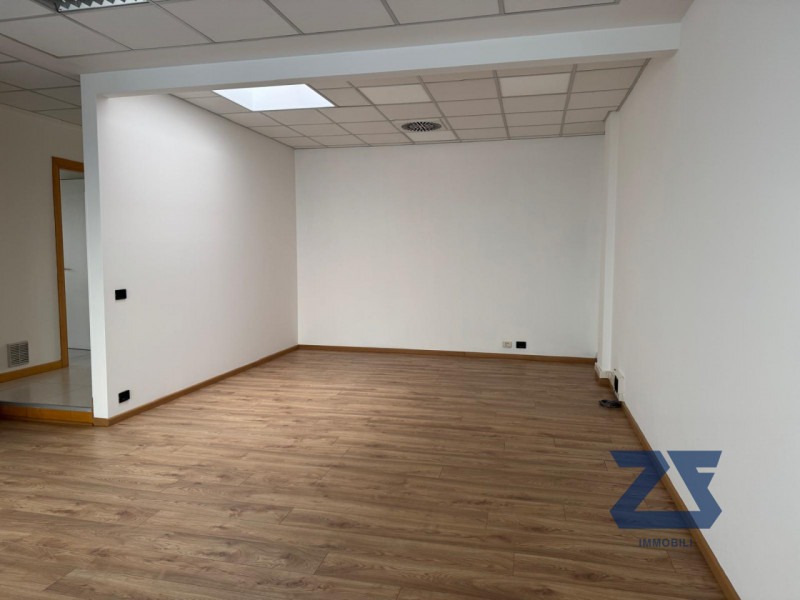 Proponiamo in locazione luminoso ufficio di circa 160 mq, situato all’interno di un curato stabil...