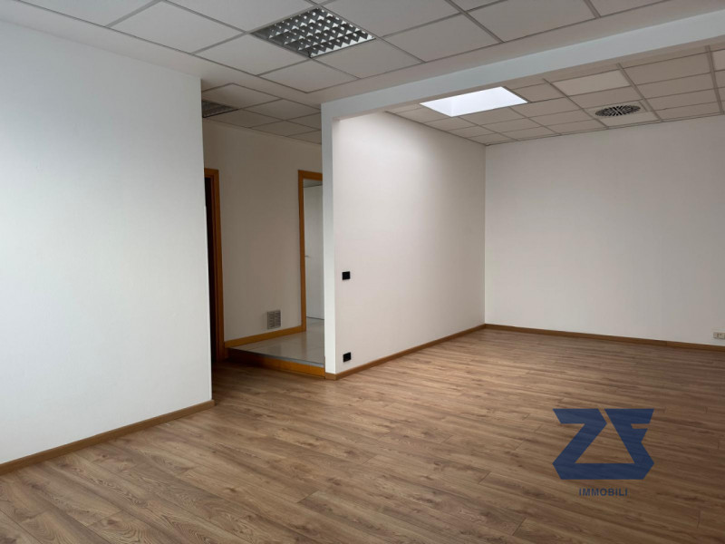 Proponiamo in locazione luminoso ufficio di circa 160 mq, situato all’interno di un curato stabil...