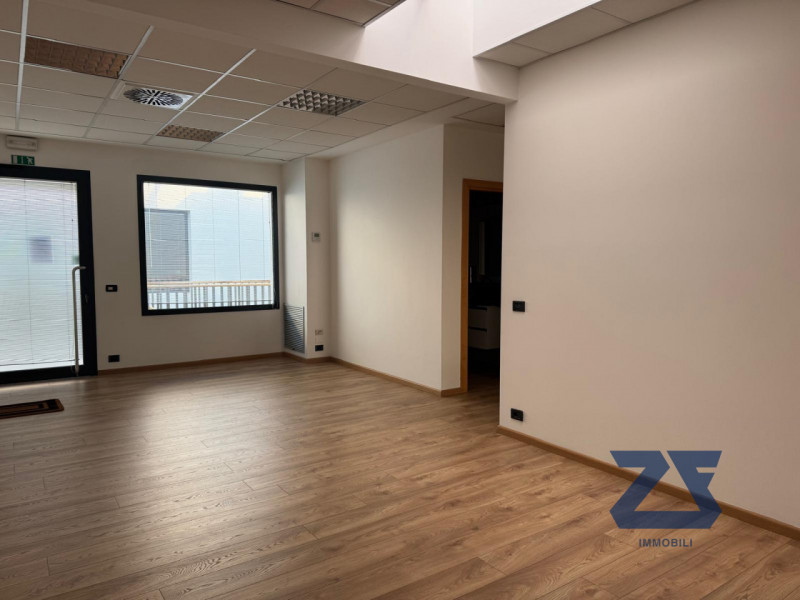 Proponiamo in locazione luminoso ufficio di circa 160 mq, situato all’interno di un curato stabil...