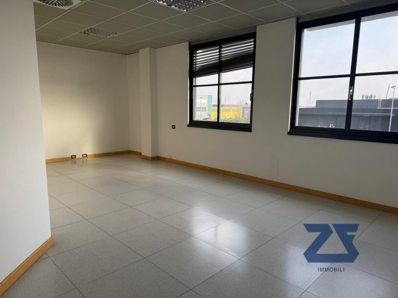 Proponiamo in locazione luminoso ufficio di circa 160 mq, situato all’interno di un curato stabil...