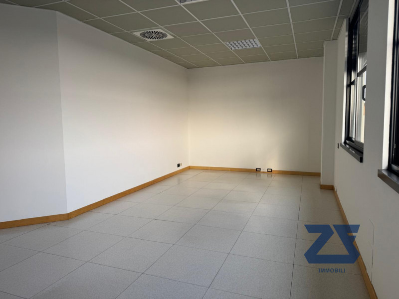 Proponiamo in locazione luminoso ufficio di circa 160 mq, situato all’interno di un curato stabil...