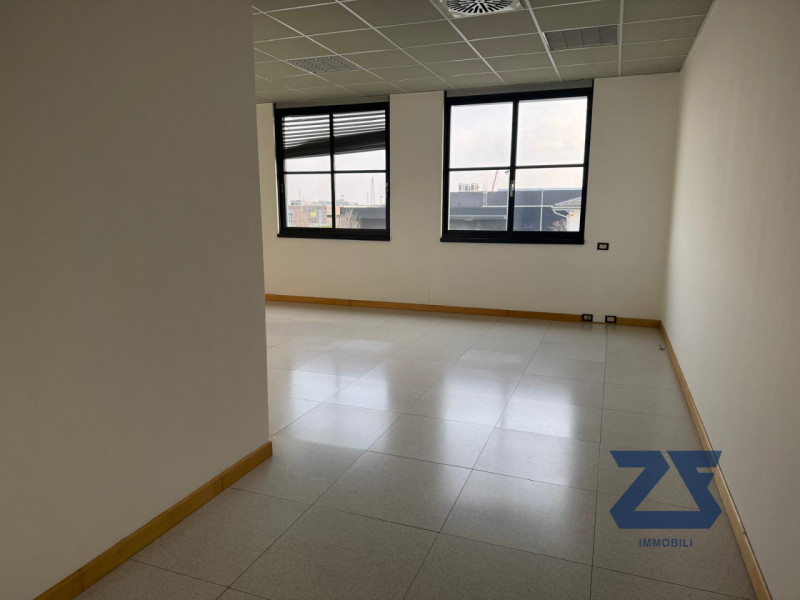 Proponiamo in locazione luminoso ufficio di circa 160 mq, situato all’interno di un curato stabil...