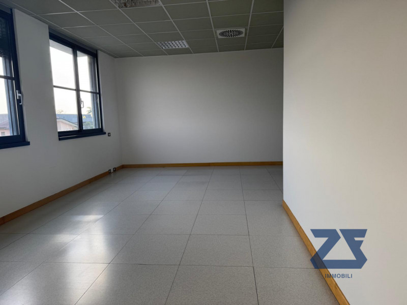 Proponiamo in locazione luminoso ufficio di circa 160 mq, situato all’interno di un curato stabil...