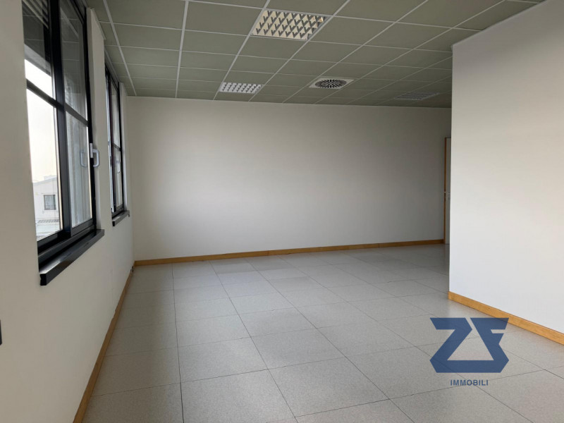 Proponiamo in locazione luminoso ufficio di circa 160 mq, situato all’interno di un curato stabil...