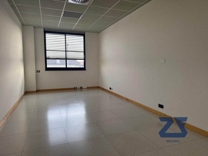 Proponiamo in locazione luminoso ufficio di circa 160 mq, situato all’interno di un curato stabil...