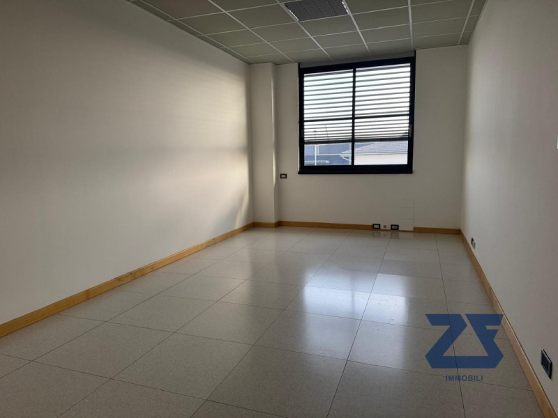 Proponiamo in locazione luminoso ufficio di circa 160 mq, situato all’interno di un curato stabil...