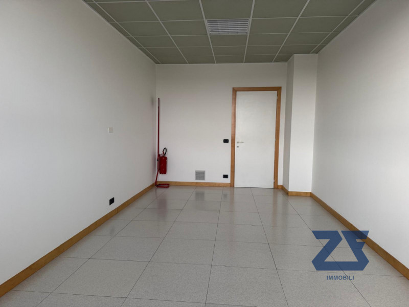 Proponiamo in locazione luminoso ufficio di circa 160 mq, situato all’interno di un curato stabil...