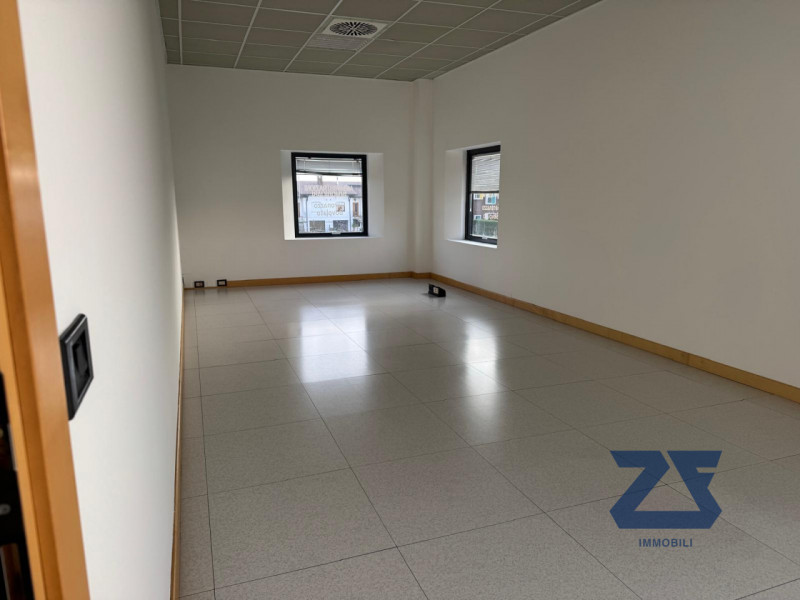 Proponiamo in locazione luminoso ufficio di circa 160 mq, situato all’interno di un curato stabil...