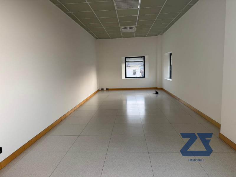 Proponiamo in locazione luminoso ufficio di circa 160 mq, situato all’interno di un curato stabil...