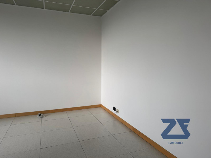 Proponiamo in locazione luminoso ufficio di circa 160 mq, situato all’interno di un curato stabil...