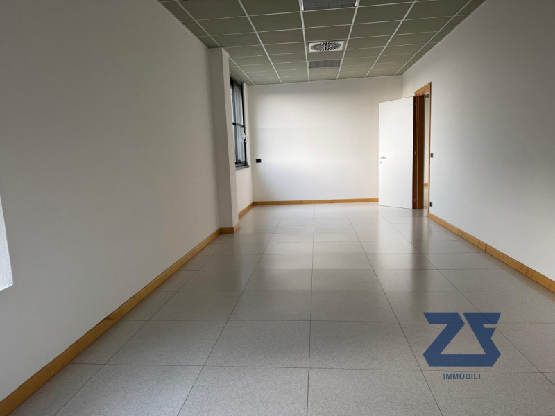 Proponiamo in locazione luminoso ufficio di circa 160 mq, situato all’interno di un curato stabil...