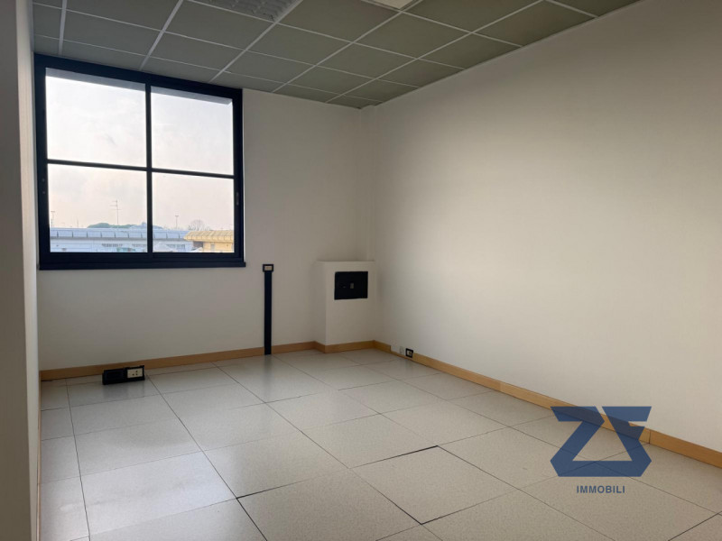 Proponiamo in locazione luminoso ufficio di circa 160 mq, situato all’interno di un curato stabil...