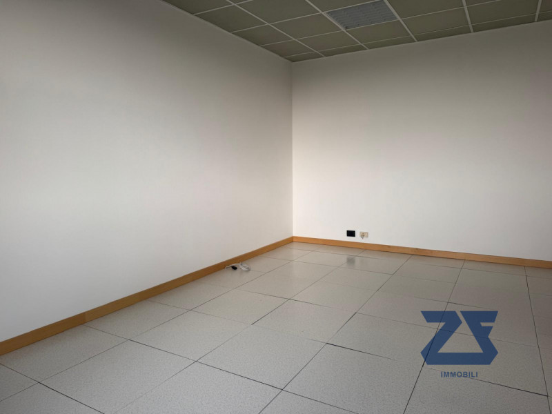 Proponiamo in locazione luminoso ufficio di circa 160 mq, situato all’interno di un curato stabil...