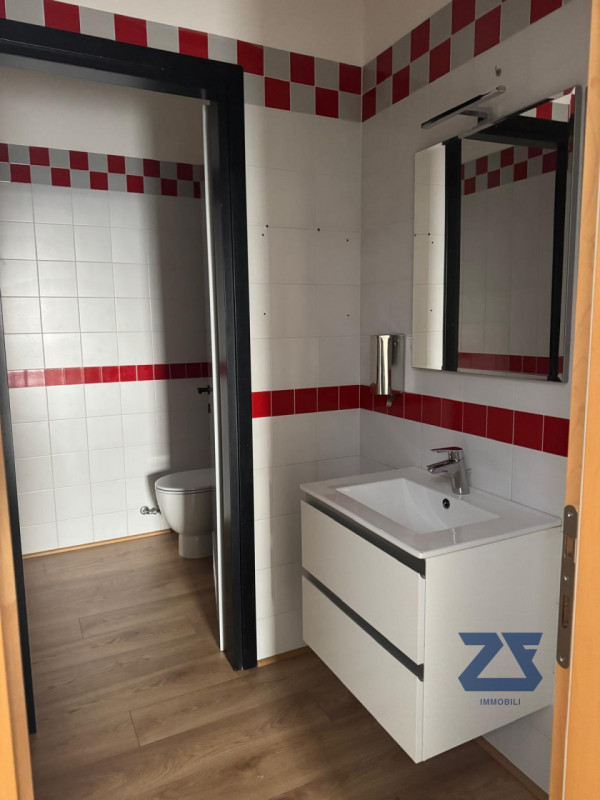 Proponiamo in locazione luminoso ufficio di circa 160 mq, situato all’interno di un curato stabil...